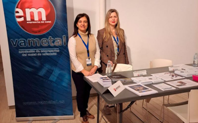 Foto de dos representantes de la asociación junto a estandarte con logotipo de Vametal