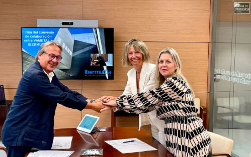 Tres personas dándose la mano como acuerdo entre Vametal e Ibermutua Tres personas dándose la mano como acuerdo entre Vametal e Ibermutua