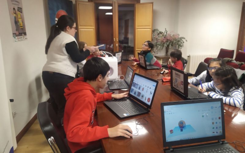 Foto de niños con ordenadores asistiendo a un taller Foto de niños con ordenadores asistiendo a un taller