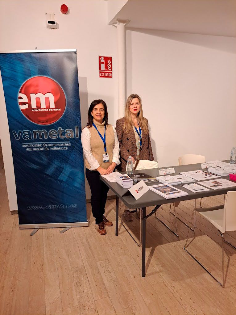 Foto de dos representantes de la asociación junto a estandarte con logotipo de Vametal