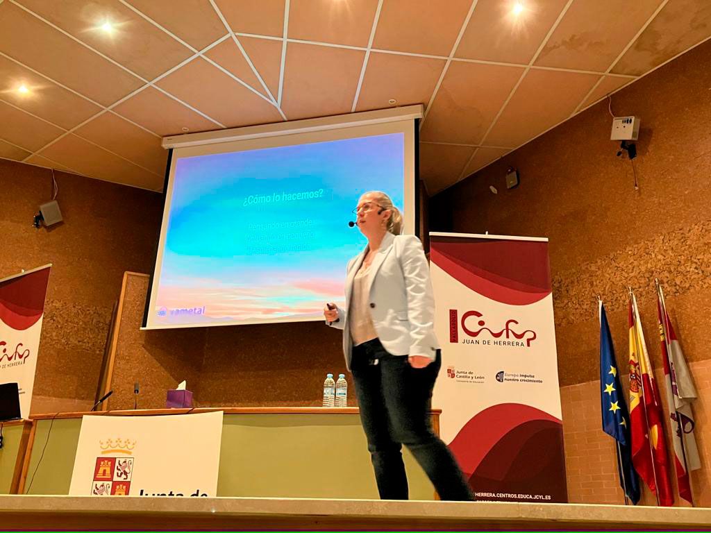 Representante de Vametal ofreciendo una conferencia