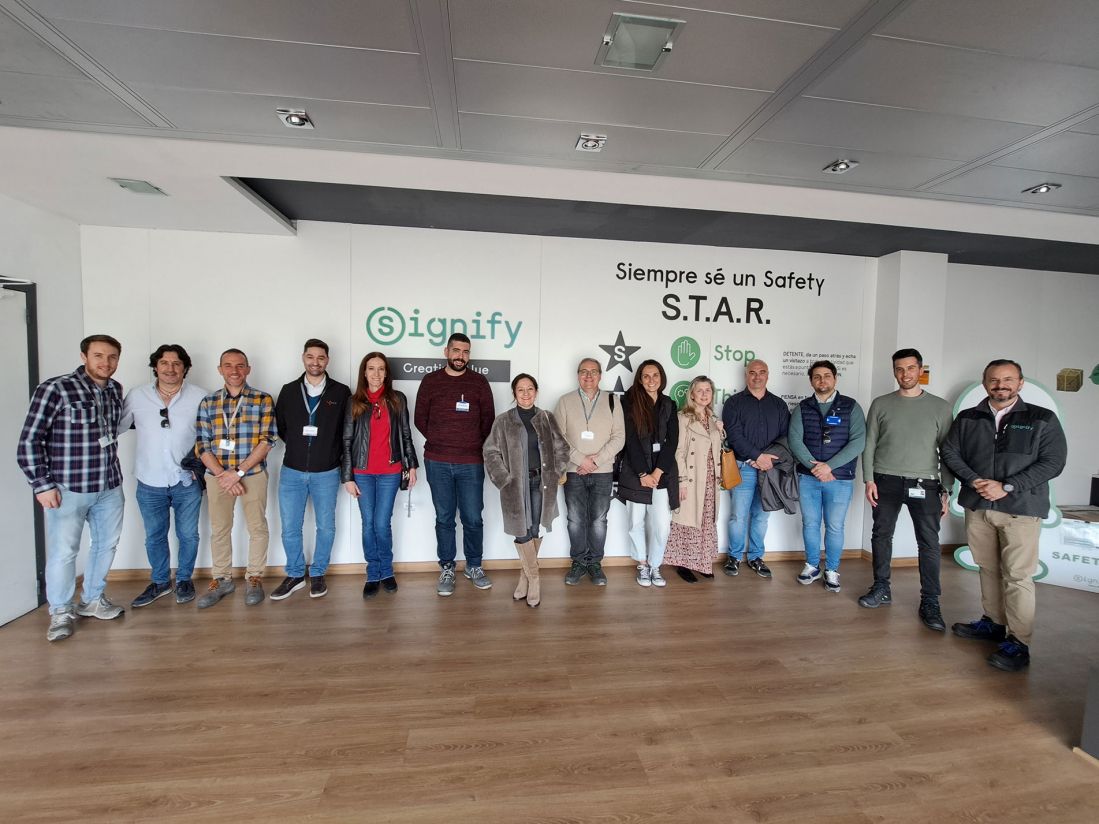 Foto grupal de representantes de Vametal y de Signify