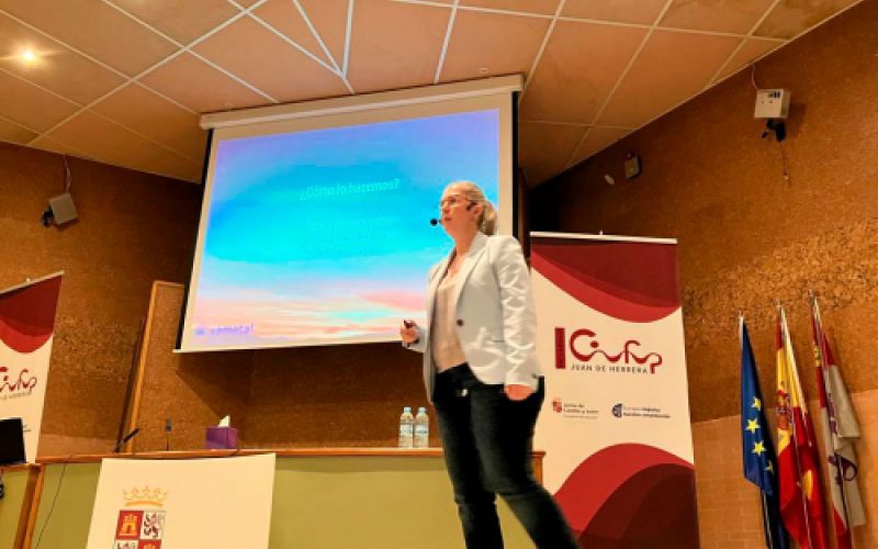 Representante de Vametal ofreciendo una conferencia Representante de Vametal ofreciendo una conferencia