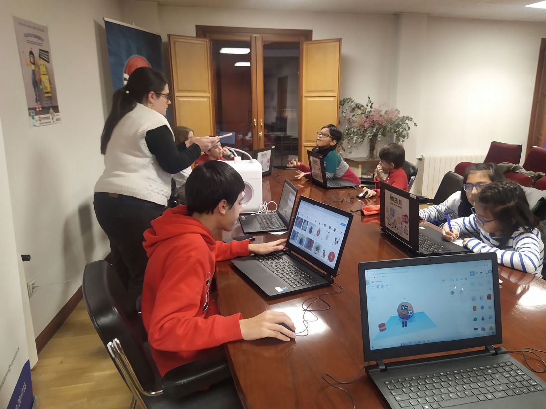Foto de niños con ordenadores asistiendo a un taller